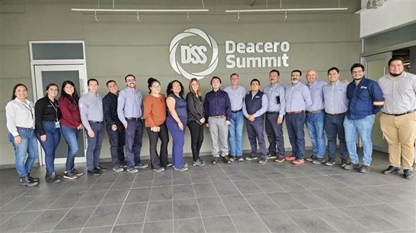Grupo de personas de pie El contenido generado por IA puede ser incorrecto_