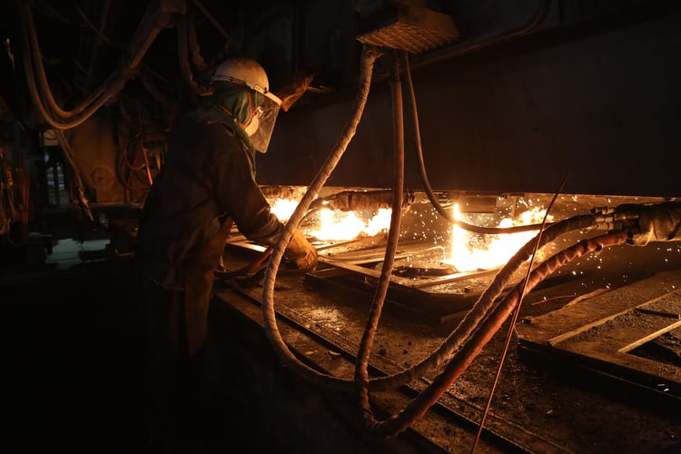 Trabajador de acería fundiendo hierro